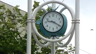 Мълния превъртя градския часовник на Бургас 
