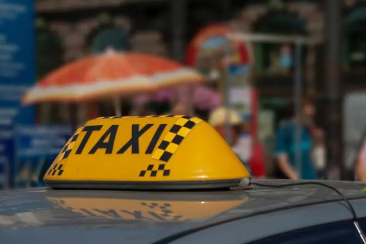 22-годишен шофьор на такси от Враца е с бързо производство - полицията откри канабис в колата му