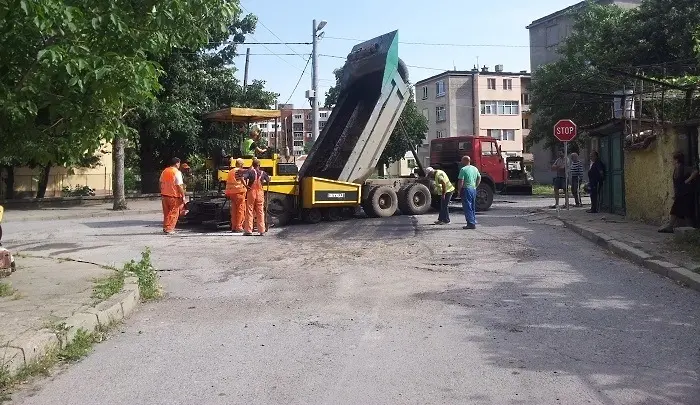 ВиК-Сливен незабавно да запълни пропадналите изкопи, настоява кметът