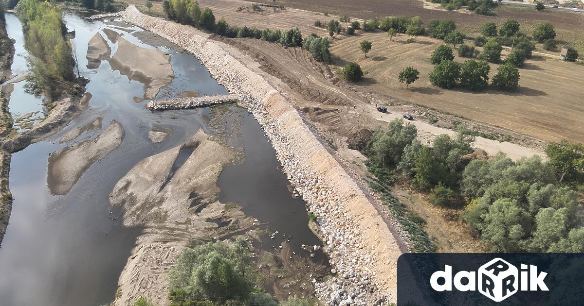 Завърши укрепването на десния бряг на река Марица за защита