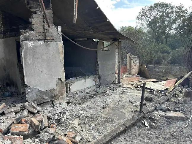 Изгоряха три постройки във вилна зона до Хисаря