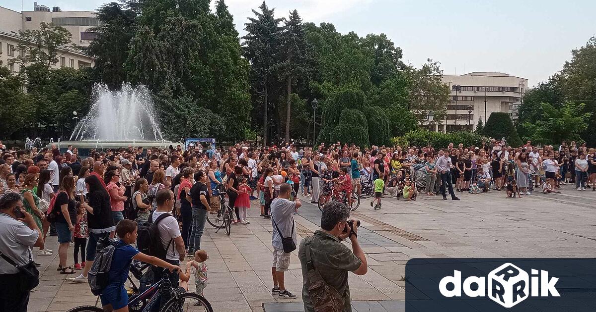 Стотици русенци се събраха на площада пред Съдебната палата за