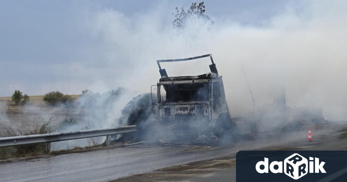 Румънски ТИР превозващ кайсии се запали на пътя Русе В