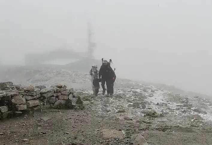 Сняг заваля на връх Мусала (видео)