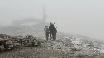 Сняг заваля на връх Мусала (видео)