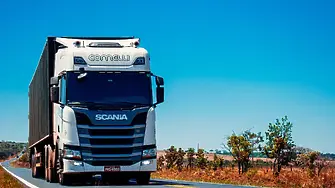 Камион със зърно се преобърна на магистрала “Тракия”, предизвиквайки километрична колона