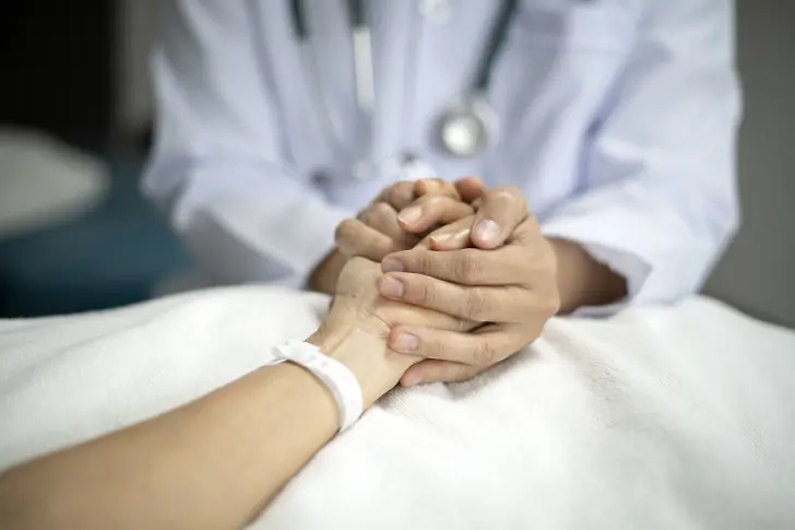 Благороден жест: Доктор по дентална медицина предлага безвъзмездно лечение на обезобразеното момиче
