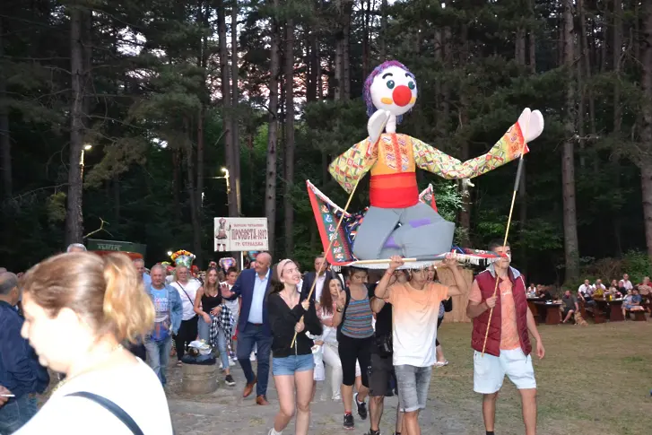 В три дни Котел бе столица на българската шевица и килими