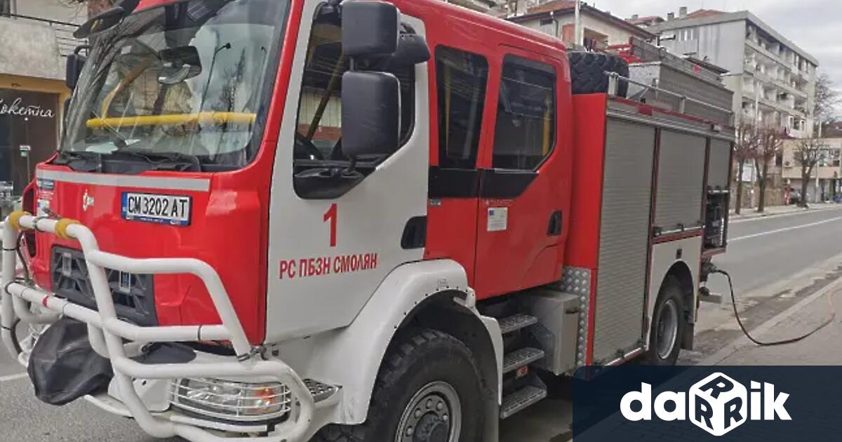 Лек автомобил, марка Пежо“ изгоря напълно снощи в Смолян, съобщават