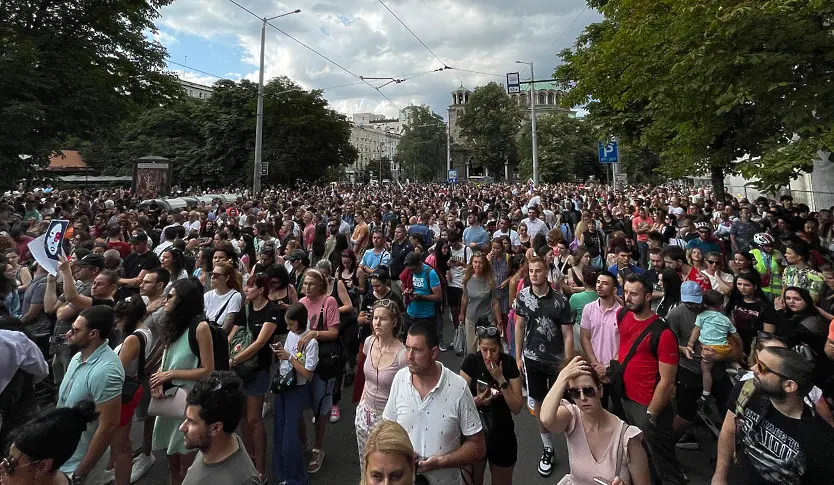 “Нито една повече“: Хиляди хора се събраха в София в подкрепа на пострадалото момиче (снимки)