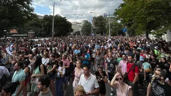 “Нито една повече“: Хиляди хора се събраха в София в подкрепа на пострадалото момиче (снимки)