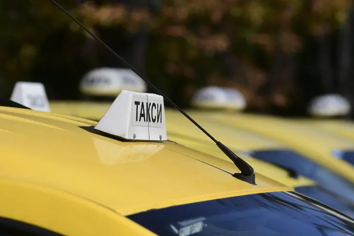 Такси с пътници удари три паркирани коли в София