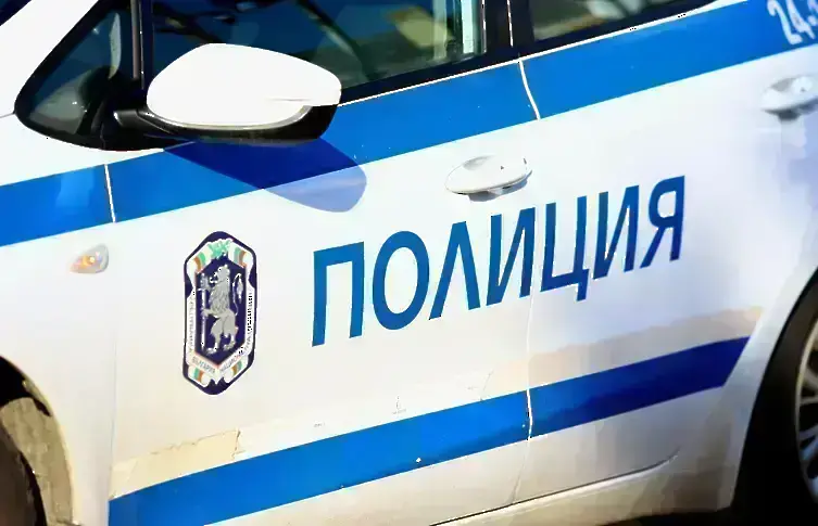 Автобус се блъсна в светофара за Марково, полицаи регулират движението