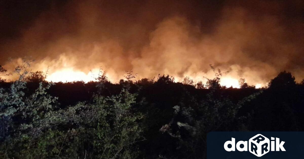 За момента пожарът между селата Величково Бошуля Памидово и Карабунар