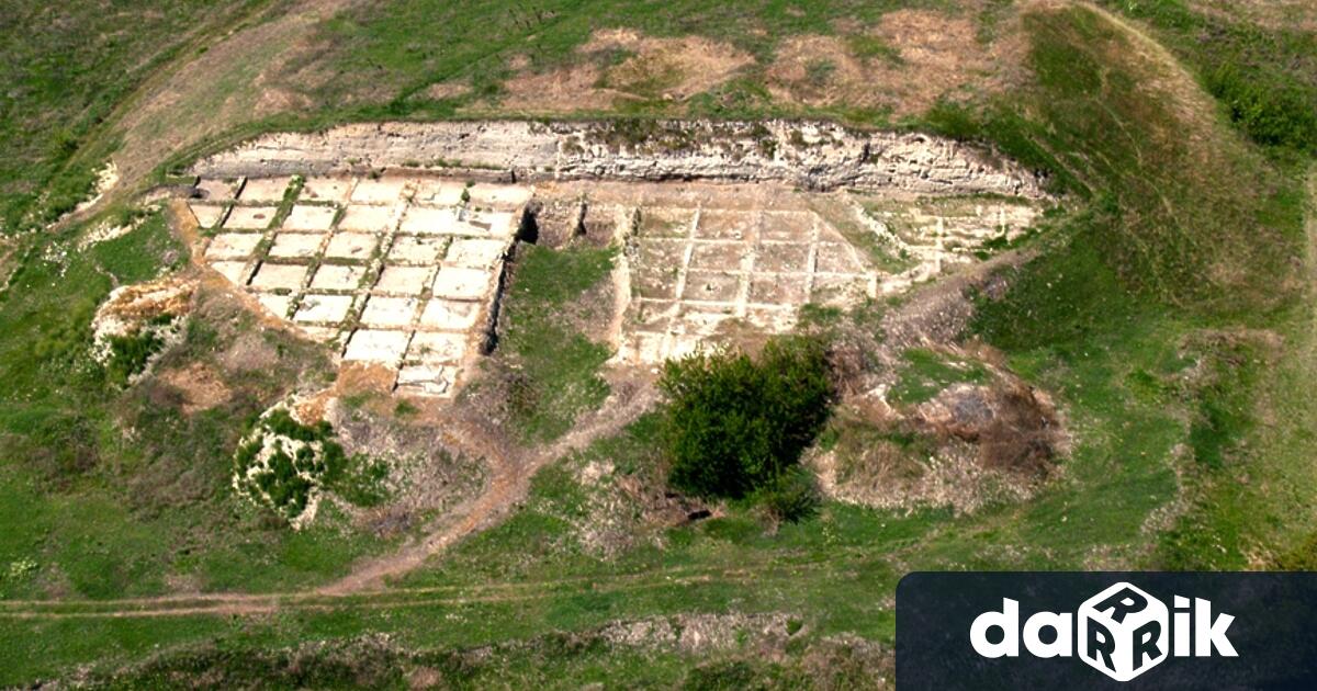 Още в самото начало на археологическите разкопки на селищна могила
