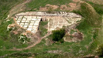Златна пластина откриха при разкопките на могилата край Юнаците
