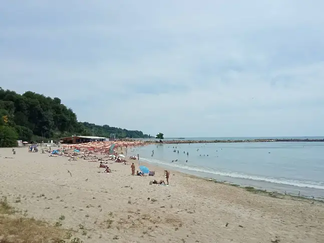 Отпадъчни води замърсиха плаж във Варна