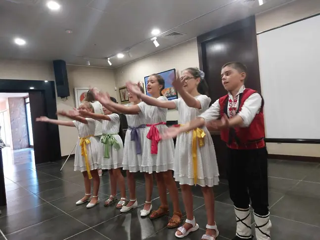 Възпитаници на ИНУ „Христо Ботев“ внесоха настроение в Областната конференция на Съюза на пенсионерите