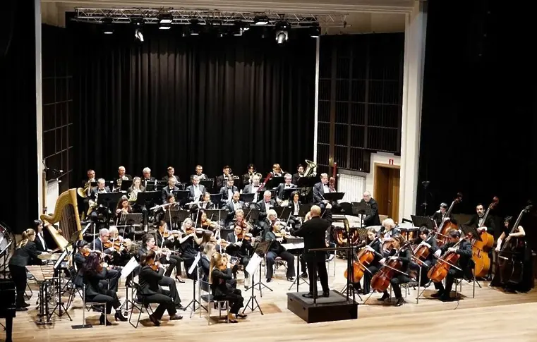 Концерт на Симфониета Враца  цигуларката Анна Фурнаджиева и диригент Мигел Чикоте