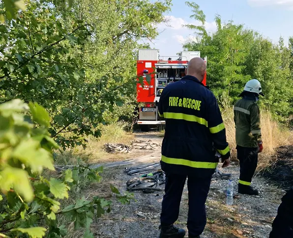 Пожар се запали над езерото в Николово