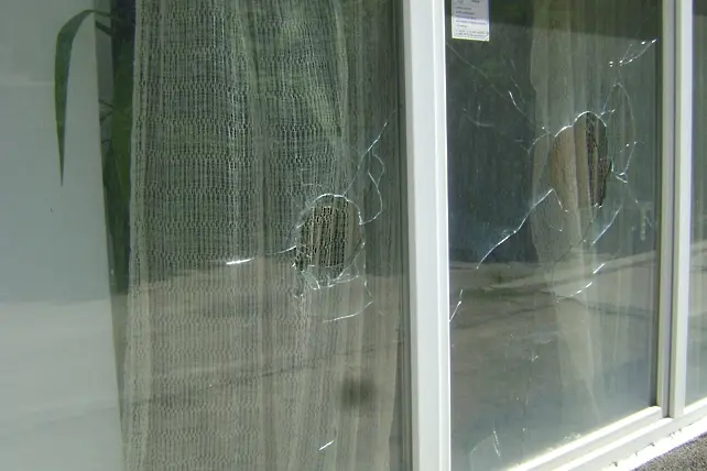 23-годишен е задържан  - счупил прозорците на къщата на своя родина