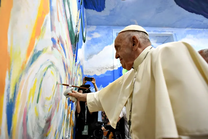 Папата се пробва в рисуването на стенописи