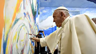 Папата се пробва в рисуването на стенописи
