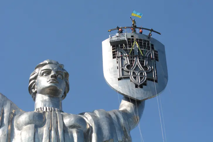 Демонтират съветските символи от паметника “Родината майка” в Киев (видео)