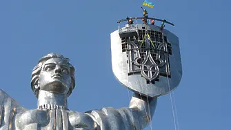 Демонтират съветските символи от паметника “Родината майка” в Киев (видео)