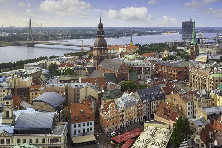 Латвия ще препоръча на хиляди руски граждани да напуснат страната