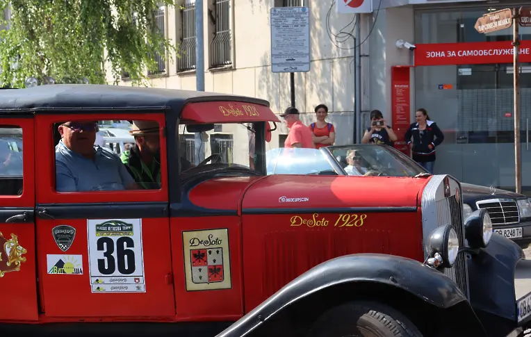 Седмото издание на ретро парада във Видин показва автомобили от цяла България и от чужбина