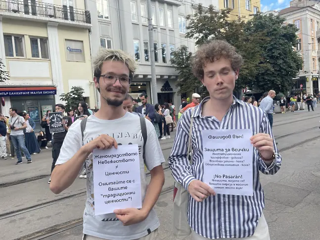 Протест срещу насилието се проведе в София, протестиращите поискаха оставката на Рашидов (снимки)