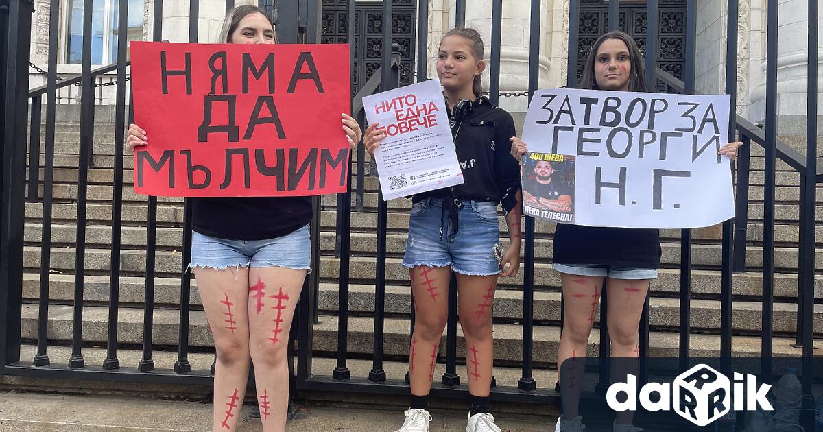 Шествие против насилието се проведе в София Протестът започна пред