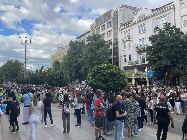 Протест срещу насилието се проведе в София, протестиращите поискаха оставката на Рашидов (снимки)