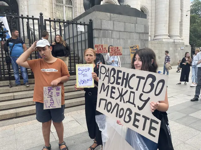 Протест срещу насилието се проведе в София, протестиращите поискаха оставката на Рашидов (снимки)