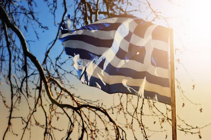 Българското посолство в Гърция осъди поведението на българина, свалил гръцкото знаме в Кавала 