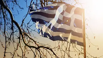 Българското посолство в Гърция осъди поведението на българина, свалил гръцкото знаме в Кавала 