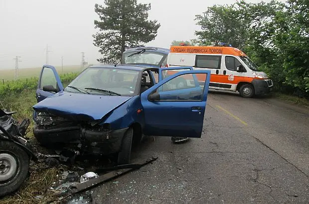 След челен сблъсък между два автомобила, движението между Стежерово и Ореш е отбито по обходен маршрут