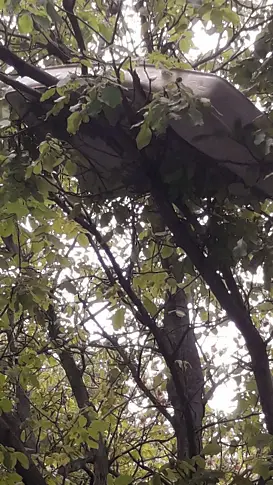 Изхвърлиха стар матрак от шестия етаж на жилищен блок в центъра на Плевен