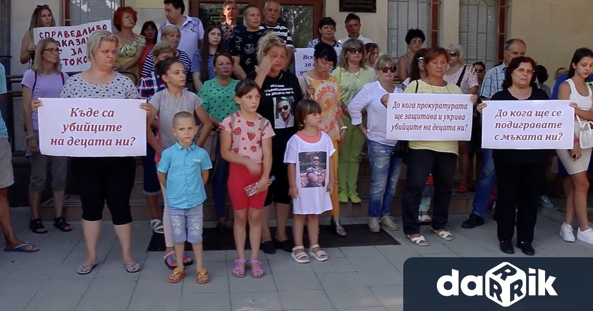 Граждани излязоха на пореден мирен протест пред сградата на съда