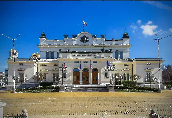 Депутатите се връщат в сградата на бившия Партиен дом 