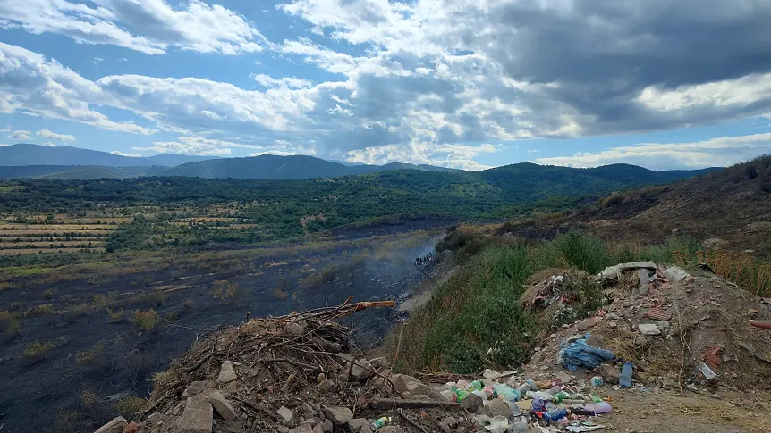 Разследват пожара край Ветрен, вероятно е тръгнал от запалено стърнище