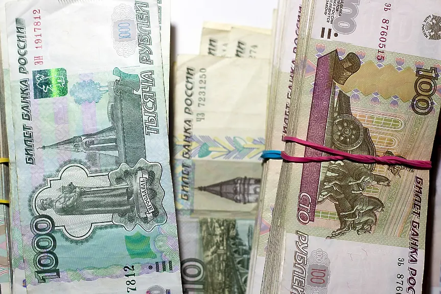 Руснаците кътат повече пари в брой от когато и да било