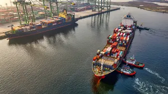 Блокада по Дунав: Стотици кораби чакат заради руските удари по украински пристанища