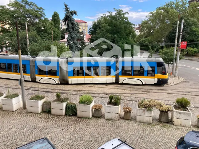 Трамвай дерайлира в центъра на София (снимки)