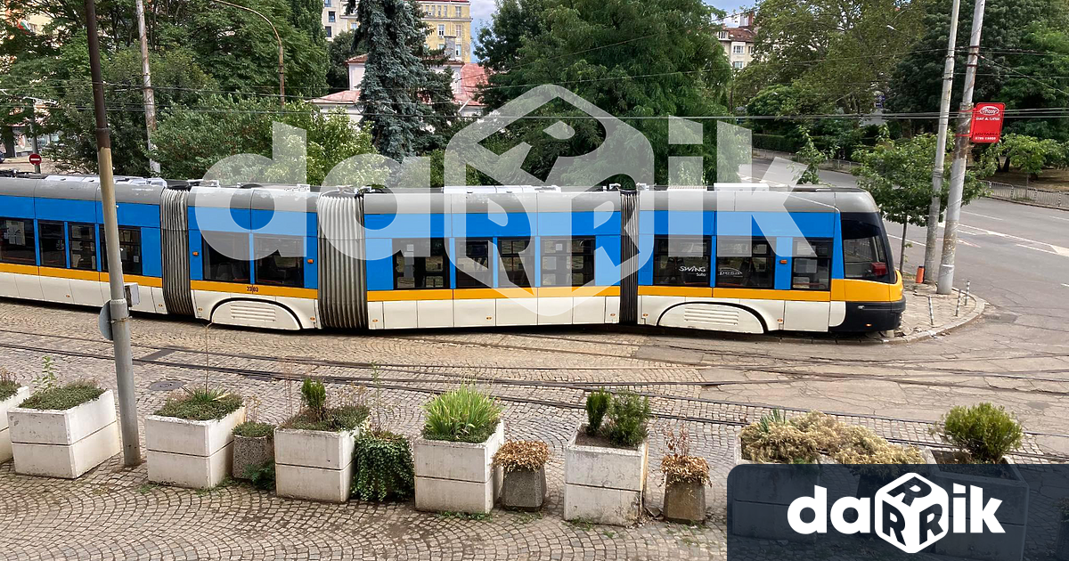 Трамвай дерайлира в центъра на София, съобщи за очевидецът Албертина