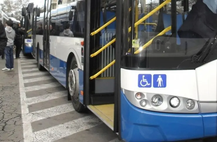 Пътник без билет преби контрольорка в автобус във Варна