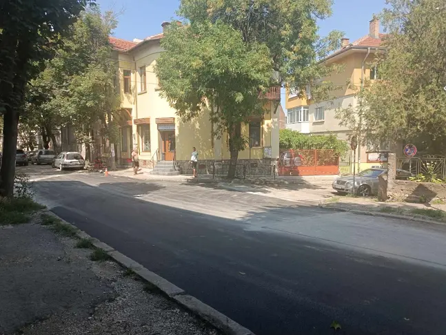 Текущи ремонти на уличната инфраструктура се извършват по график, продължава основният ремонт на втория етап от ул. „Кара Колю” 