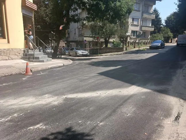 Текущи ремонти на уличната инфраструктура се извършват по график, продължава основният ремонт на втория етап от ул. „Кара Колю” 