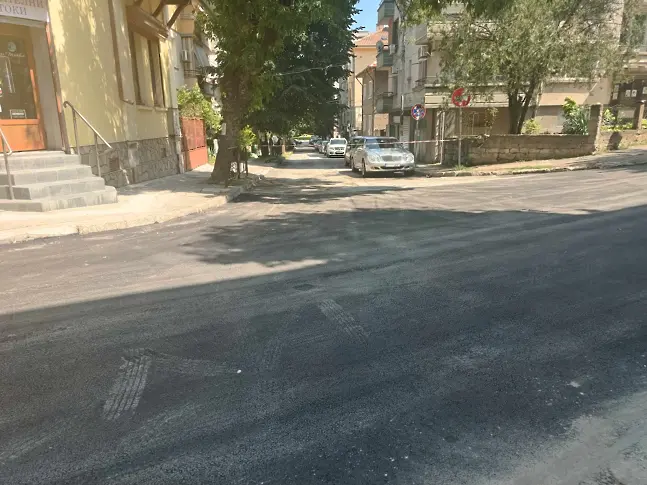 Текущи ремонти на уличната инфраструктура се извършват по график, продължава основният ремонт на втория етап от ул. „Кара Колю” 